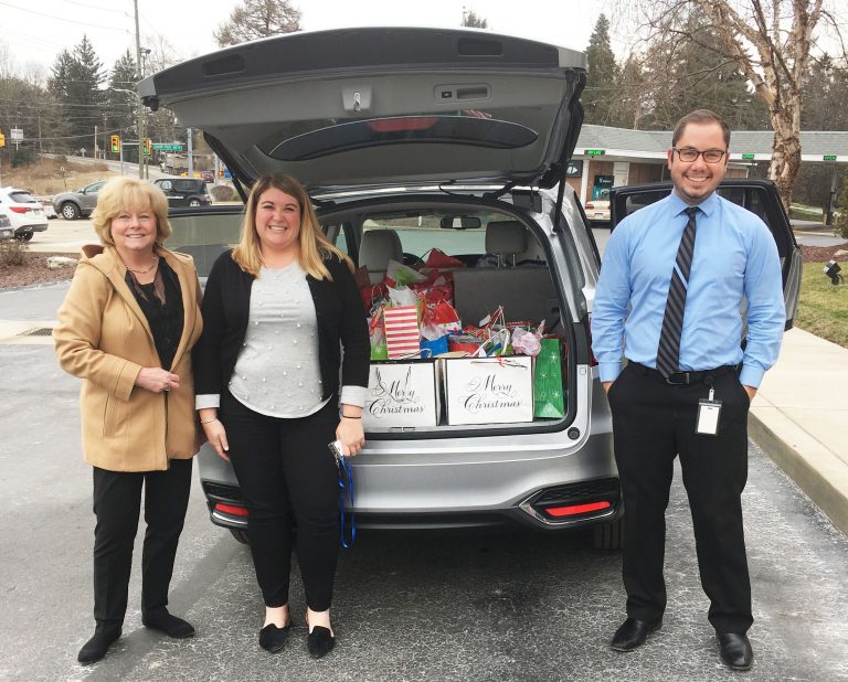 Brentwood Bank volunteers delivering Christmas presents to City Mission.